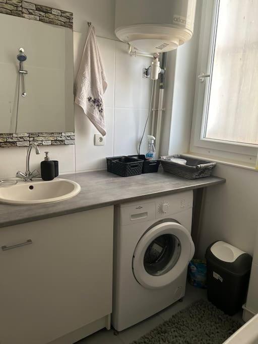 Superbe Appartement Avec Parking Gratuit Vaulx-en-Velin Luaran gambar